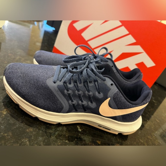 NIKE Women’s Run Swift Running Shoe - Picture 2 of 5